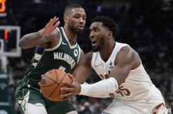 开云体育直播-雄鹿险胜热火，福克斯关键制胜的简单介绍