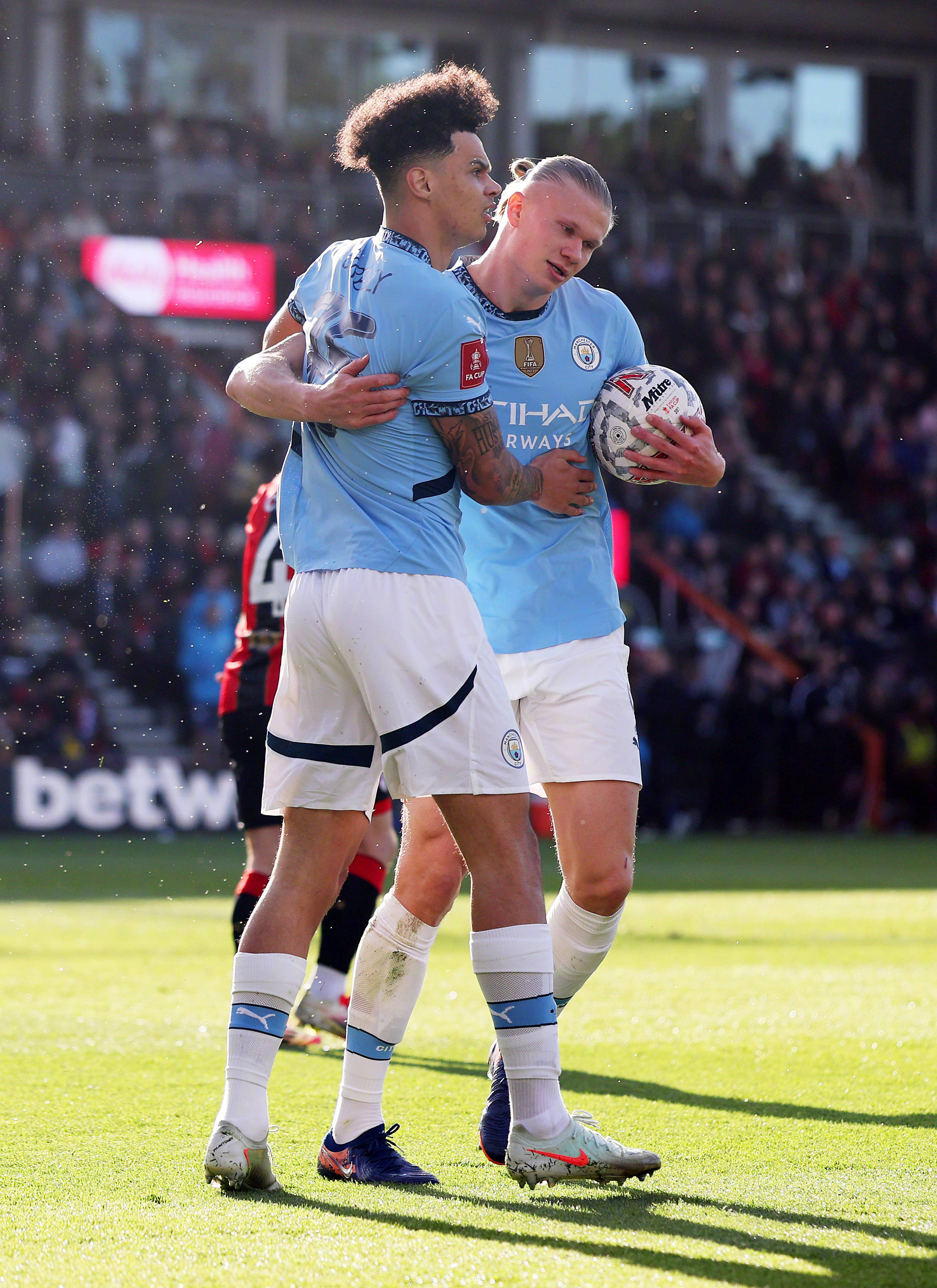 曼城遭遇主场失利,排名下滑 曼城遭遇主场失利,排名下滑