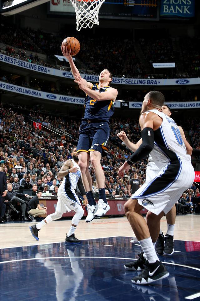 包含爵士碾压广东队,武切维奇关键制胜的词条 包含爵士碾压广东队,武切维奇关键制胜的词条