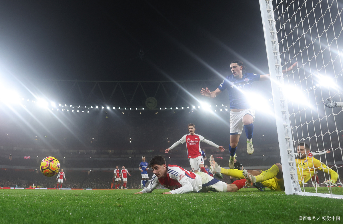 比赛场上竞技激烈,球员们奋力拼搏 比赛场上竞技激烈,球员们奋力拼搏