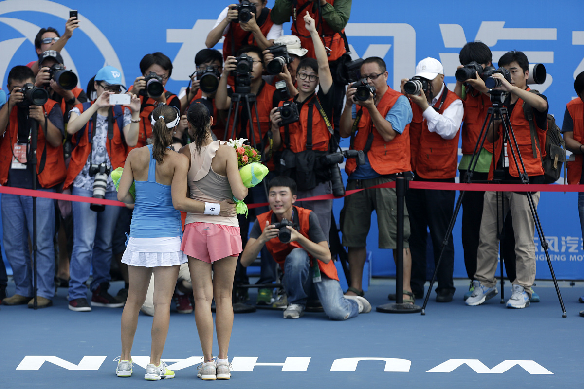 运动员们在场上尽展风采，为观众带来精彩