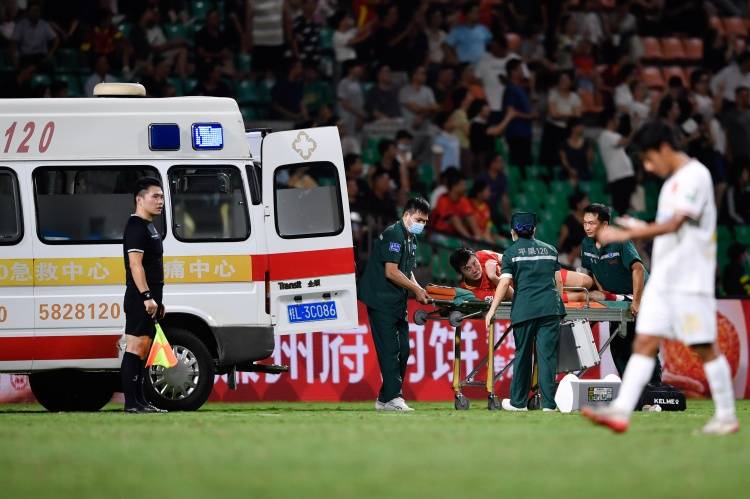 精英级球员受重伤，无法继续比赛