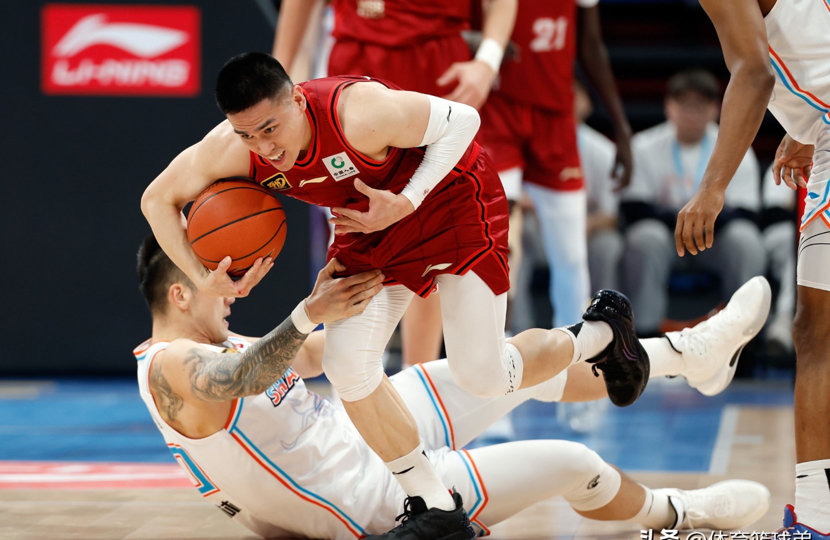 包含球员在比赛中表现冷静，带领球队击败强敌的词条