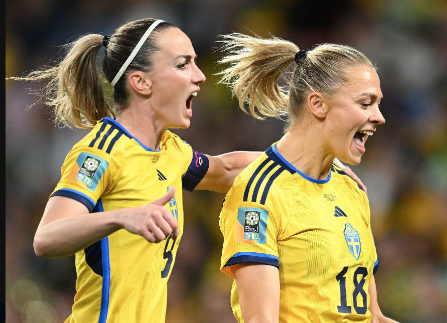 瑞典女足队员在国际比赛中实现逆转