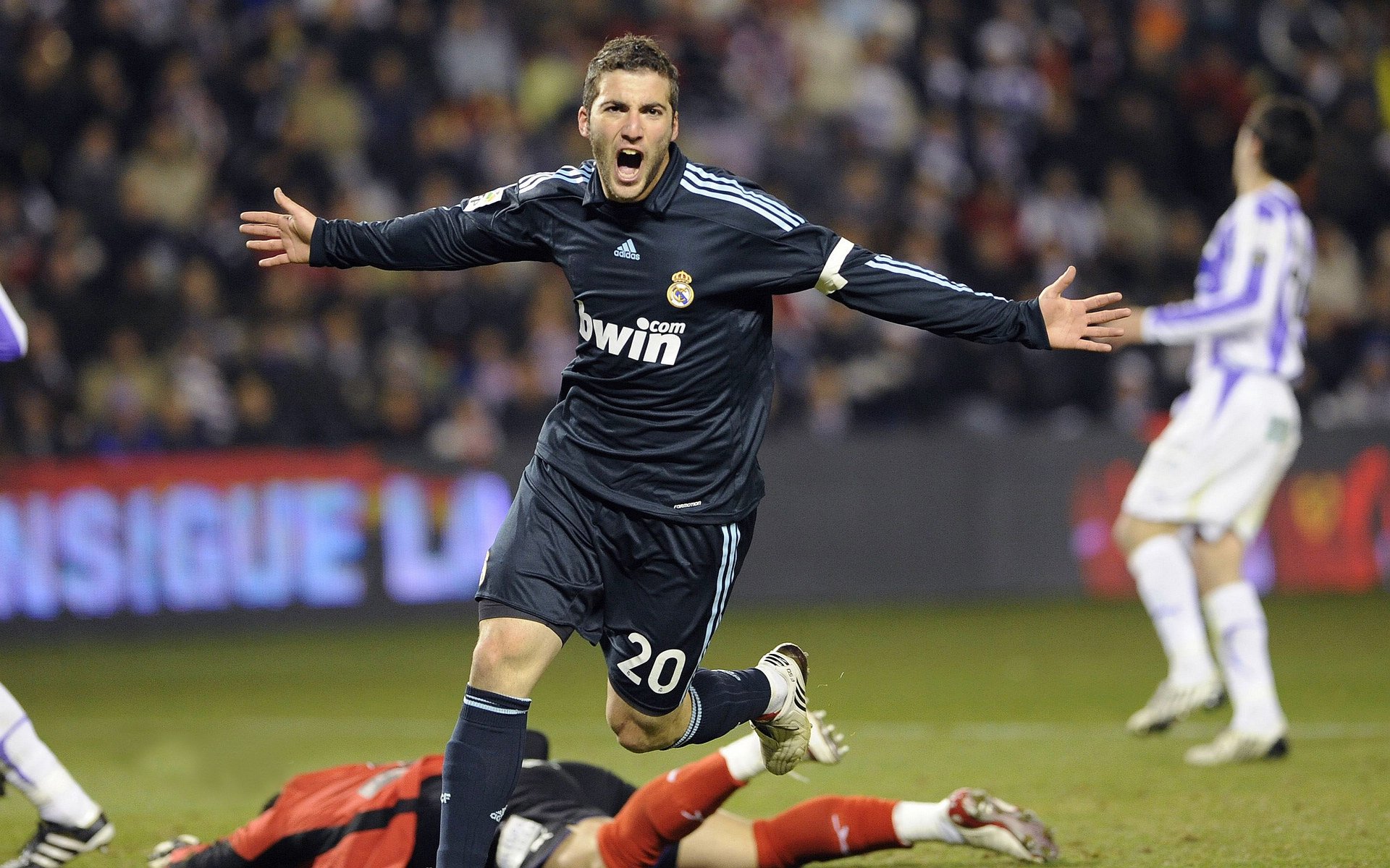 贝恩末节封神！湖人窒息防守下，他如何成为火箭无法逾越的关键先生？